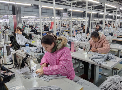 商水縣黃寨鎮(zhèn) 三大產業(yè)“比美”，服裝服飾產業(yè)吹開鄉(xiāng)村振興“幸?；ā? />
</a>
<span><a href=